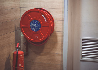 Use a fire extinguisher to optimistic about the pressure gauge